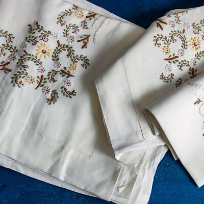 Double linen sheets with hand-embroidered flowers