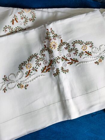 Draps doubles en lin avec fleurs brodées à la main 4