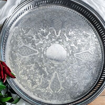 Round tray in English silver metal