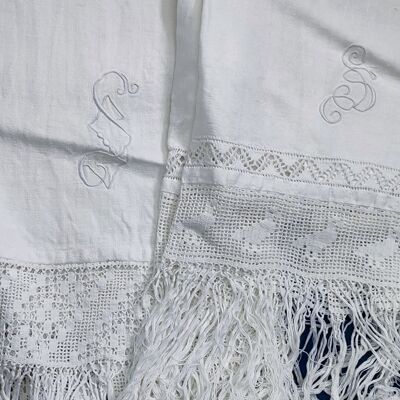 Pair of towels with fringes and embroidered figures