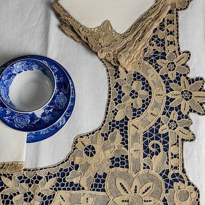 Mantel de té en lino blanco y encaje de Burano