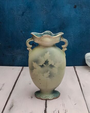 Vase en porcelaine anglaise avec roses 4