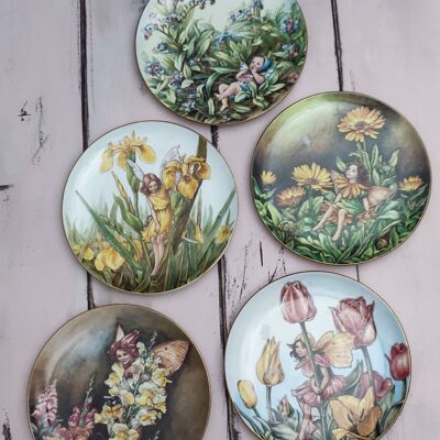 Ensemble de cinq assiettes en porcelaine aux fées