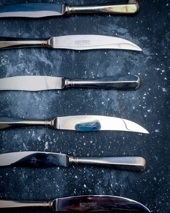 Ensemble de six couteaux de table anglais 4