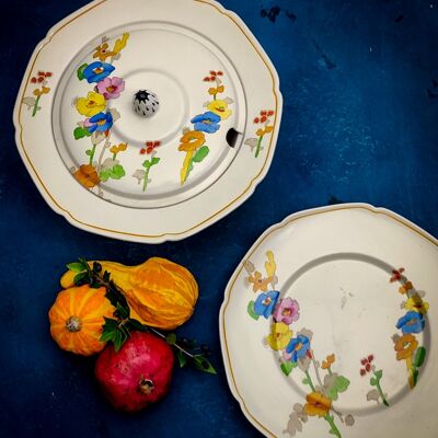 Terrine mit Teller und handgemalten Blumen