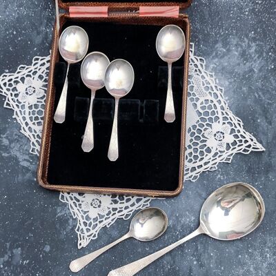 Dessert spoon set with hammered handle