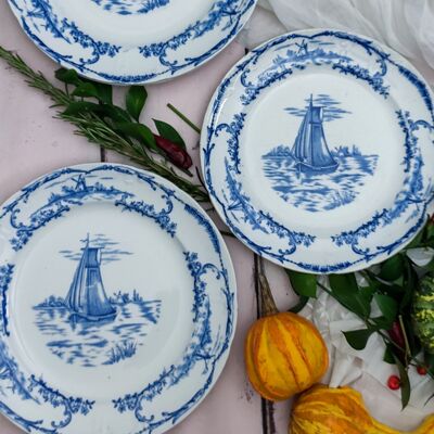 Quatre assiettes de Delft avec bateau