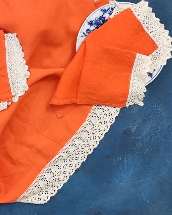 nappe ronde en lin orange avec quatre serviettes 2