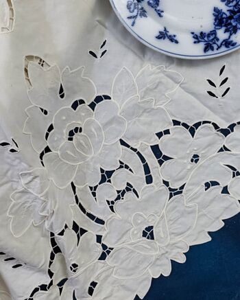 nappe ronde en lin avec broderie ajourée 4