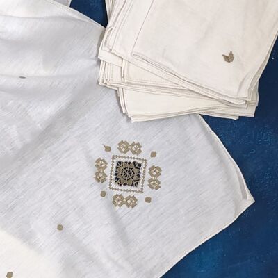 Mantel rectangular con 12 servilletas de lino y encaje marfil