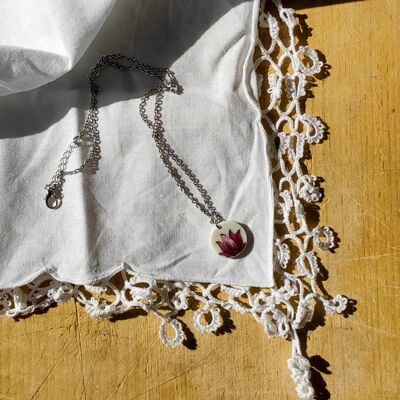 Nude round pendant with red petals