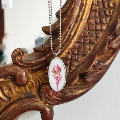 Grand pendentif ovale avec bordure tulipe rouge