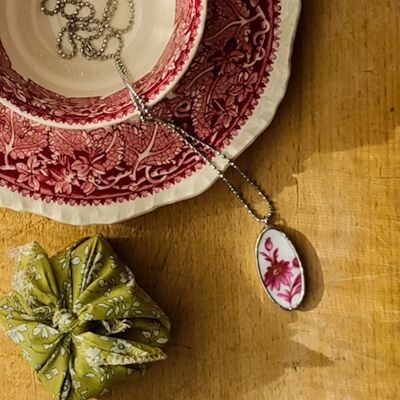 Grand pendentif ovale avec bordure fleurie rouge