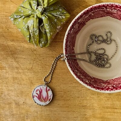 Large round pendant with red flower border