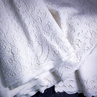 Double bed linen set with high edge carving embroidery