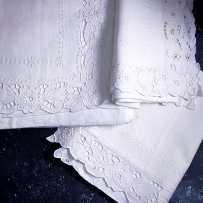Double bed linen set with carving flowers and dots embroidery