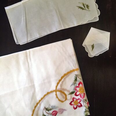 Oval tablecloth for eight in organza embroidered with flowers