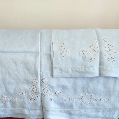 Paire de serviettes en lin bleu clair avec broderie main