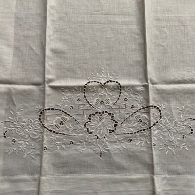 Par de toallas de lino con bordado tallado