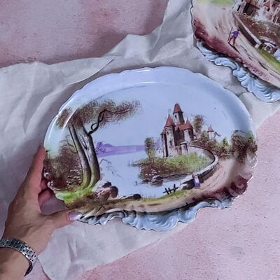 Par de bandejas de porcelana francesa pintadas a mano.