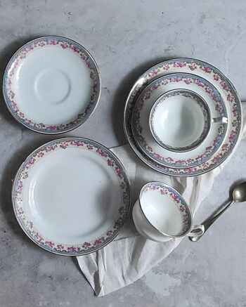 paire de tasses à thé en porcelaine anglaise aux roses 1