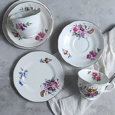 Paar Teetassen aus englischem Porzellan mit Blumen