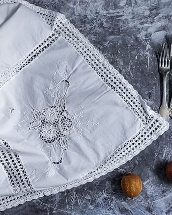 nappe en lin blanc avec empiècements au crochet à carreaux 1