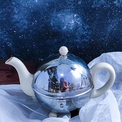 Porcelain teapot with aluminum shell