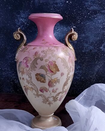 Vase en porcelaine rose anglais peint à la main 2