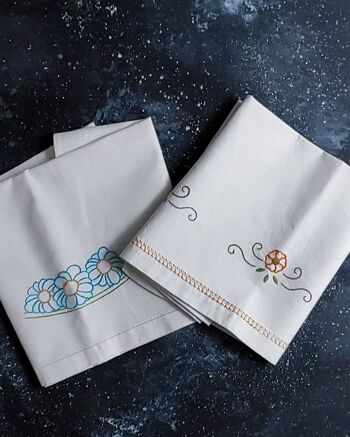 paire de serviettes en lin broderie fleurs colorées 1
