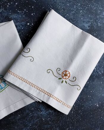 paire de serviettes en lin broderie fleurs colorées 4