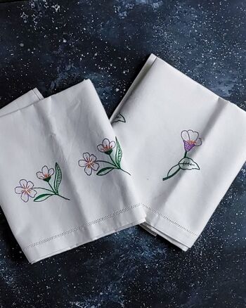 paire de serviettes en lin broderie fleurs violettes 1