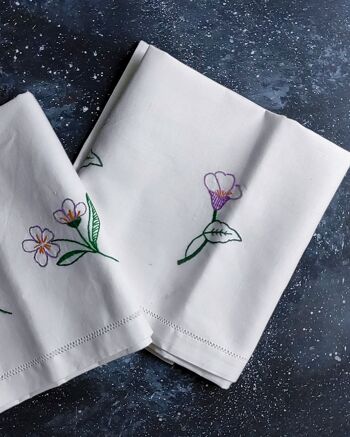paire de serviettes en lin broderie fleurs violettes 4