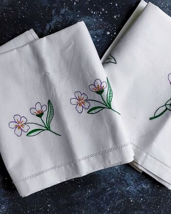 paire de serviettes en lin broderie fleurs violettes 5