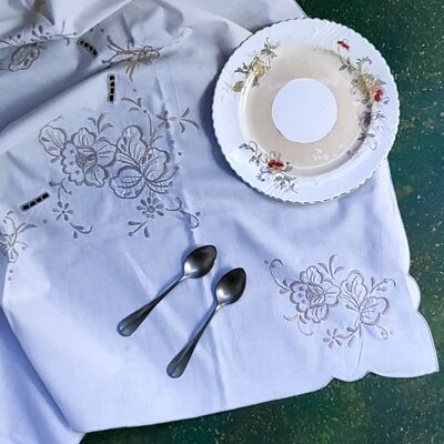 tea placemat in linen and beige embroidery