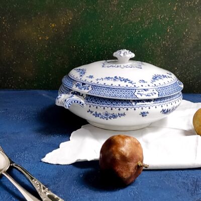 Round vegetable dish with light blue decoration