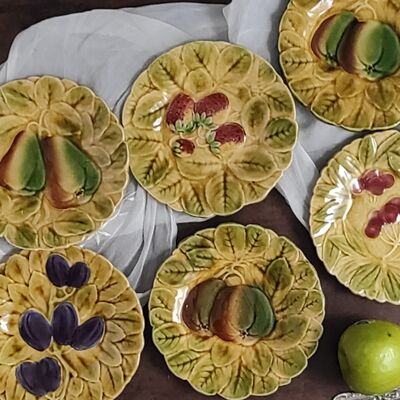 Seis platos de barbotinas dulces con fruta Serraguemin