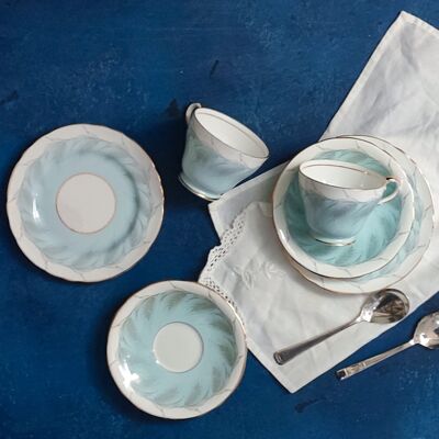 Paar Tassen mit hellblauem Rand und Stacheln
