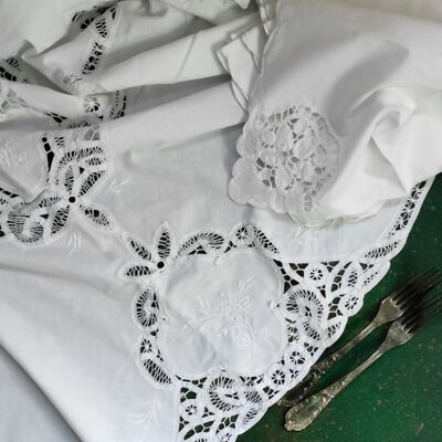 Mantel redondo de algodón y encaje renacentista