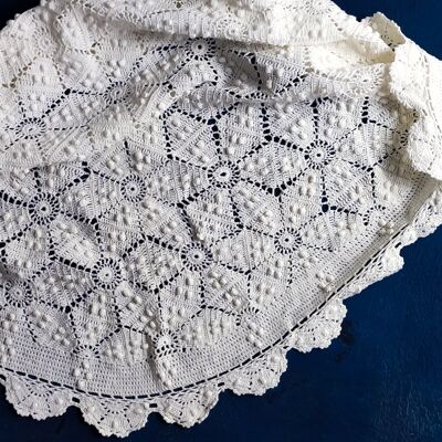 Round crochet tablecloth with star motif
