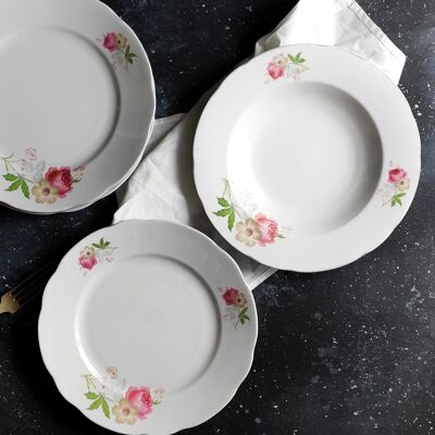 Pair of soup plates and tops with monopoly roses