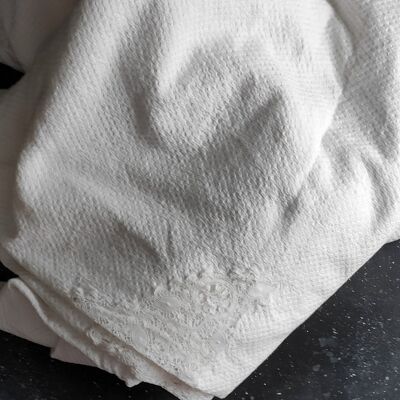 Couvre-lit en coton avec empiècements en dentelle