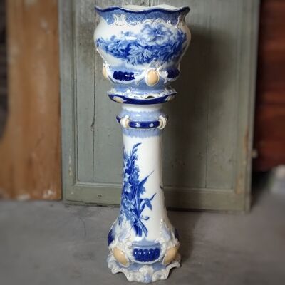 Porcelain vase holder