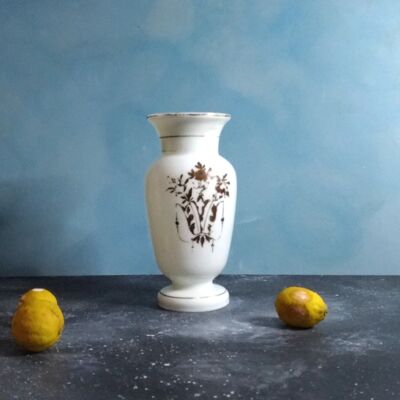 Vase en verre opale du milieu du XIXe siècle