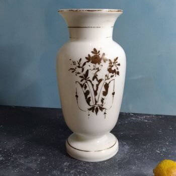 Vase en verre opale du milieu du XIXe siècle 2