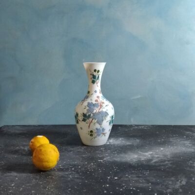 Vase en verre opale à fleurs bleues