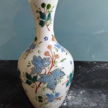 Vase en verre opale à fleurs bleues 2