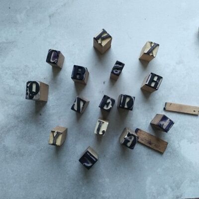 Set aus verschiedenen Buchstaben aus Holzstempeln