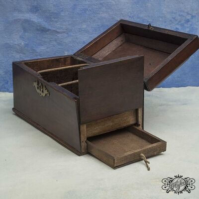 Caja de madera con compartimentos