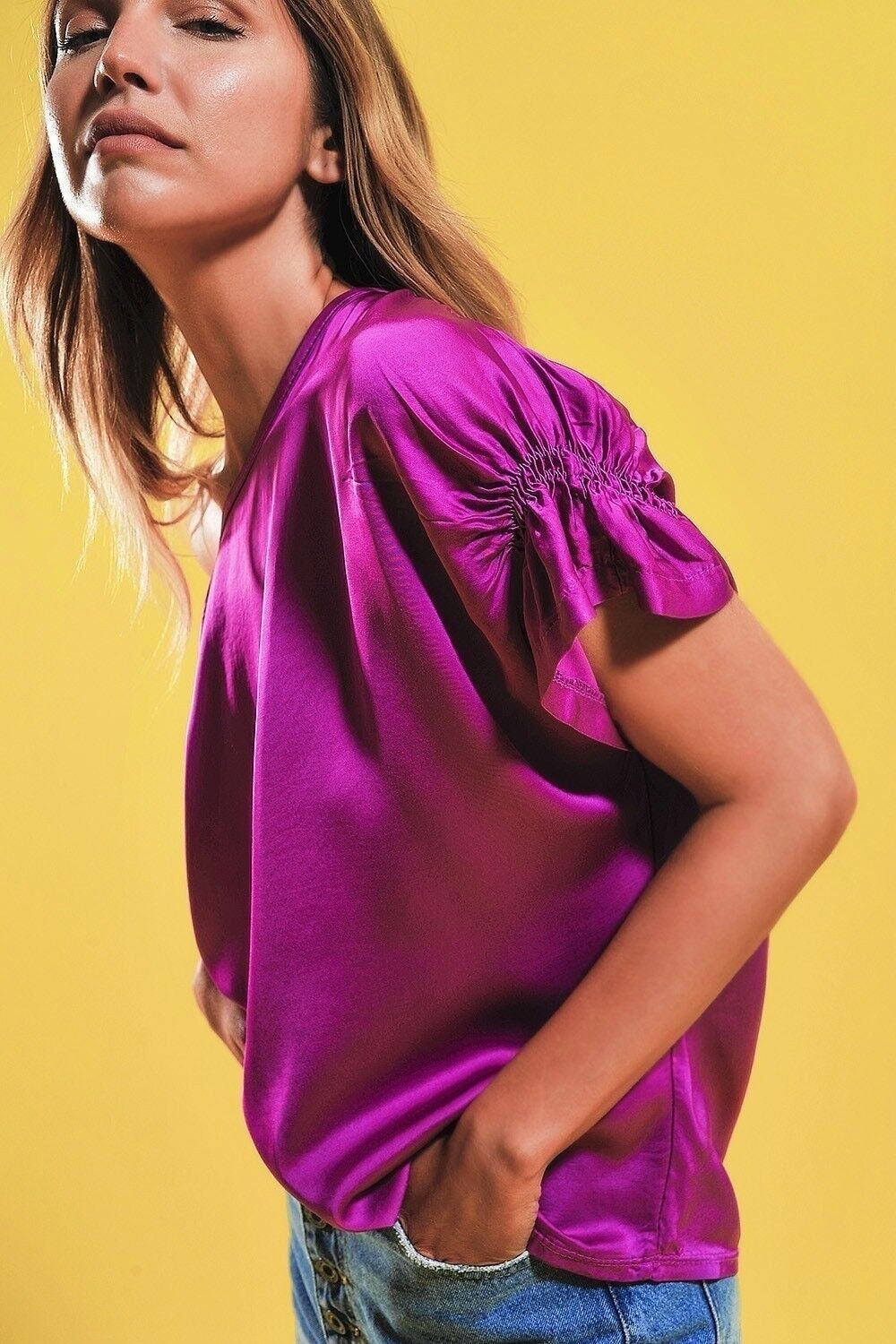 Blusa fucsia con maniche corte arricciate